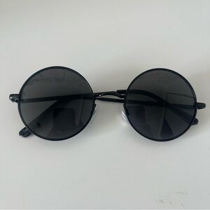 Round Black Sunglasses - Classic Retro Style